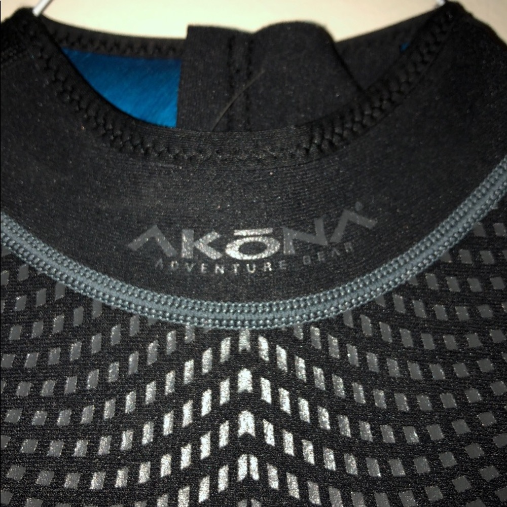 Like new 1mm thick wet suit